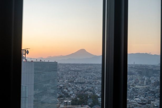 マジックアワーに浮かび上がる富士山