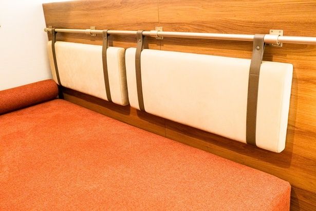 真鍮製バーから革製のベルトで吊るされたヘッドボード