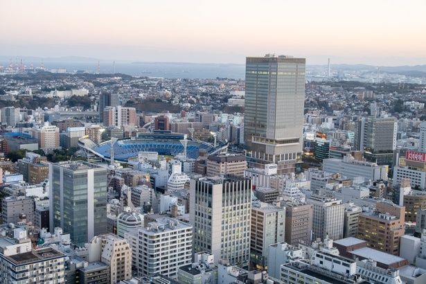 横浜スタジアムや中華街も眺められる。中央の高い建物が、まもなく開業する「OMO7横浜」