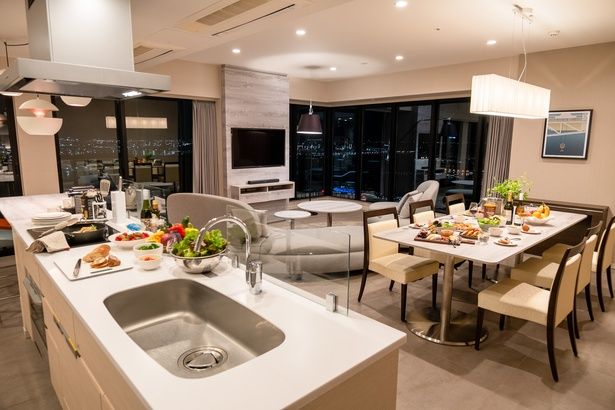 「OMOハウス コーナースイート」には大きなアイランドキッチンが備えられている