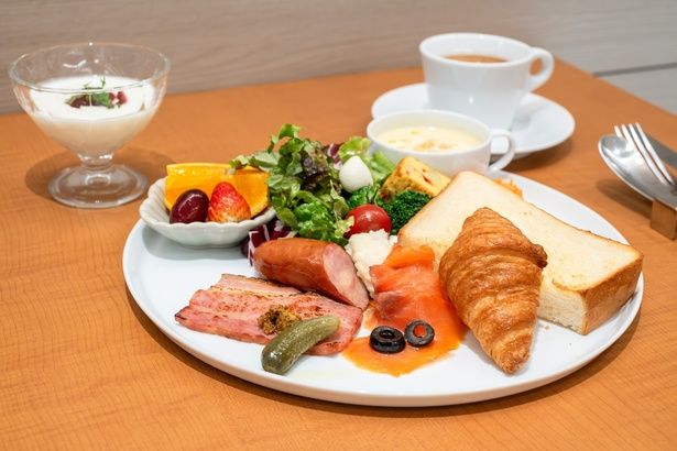 朝食は、46階のレストラン「THE YOKOHAMA BAY」で。洋食と和食から選べる