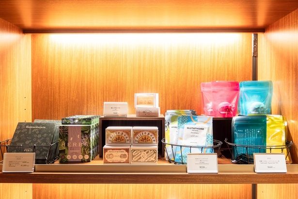 ロビーでは、室内にあるアメニティやオリジナルグッズなどを販売。人気の横浜土産もそろっている