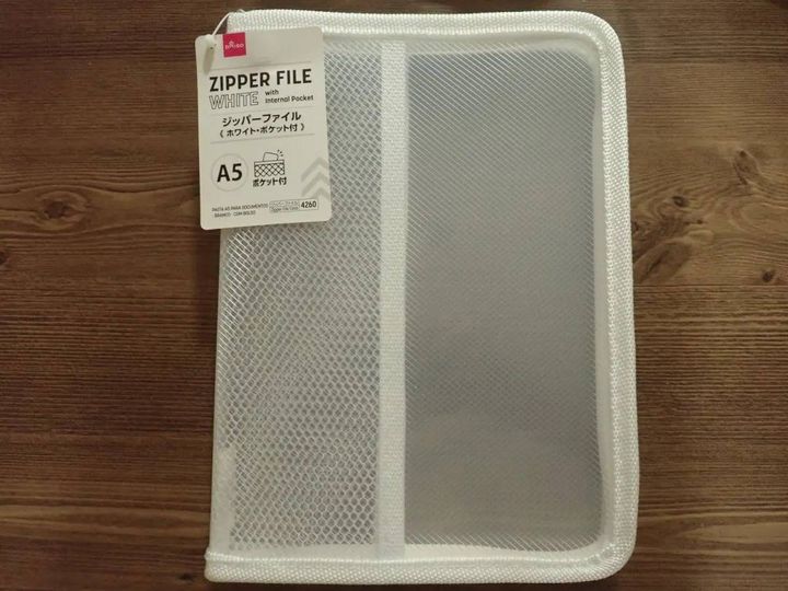 DAISO(ダイソー)：A5ジッパーファイル(ホワイト、ポケット付)
