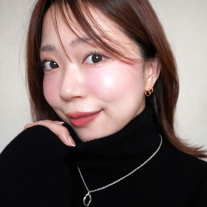 黒ニット×多幸感ピンクメイク インフルエンサー Anna