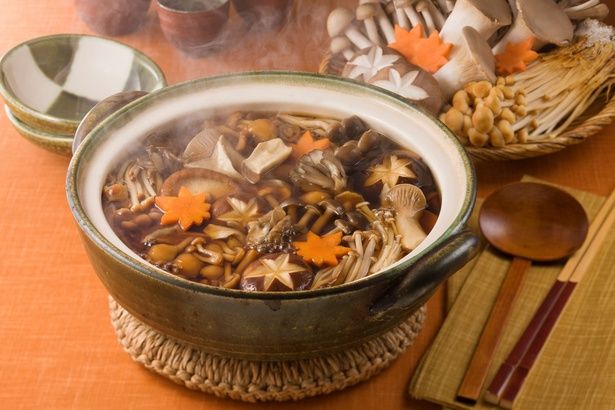 各地域ならではの味わいを気軽に食べ比べられる「一杯鍋」が今年も登場！(写真は長野県のご当地鍋「かもと霜降りひらたけ鍋」)