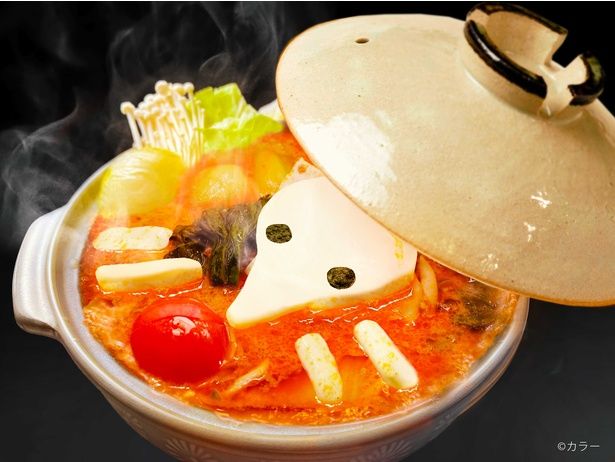 「使徒鍋 ～赤い海仕立て～」は、トマトを使徒のコアに見立て、ほかの具材も合わせて使徒を再現した、斬新なビジュアルのトマト担々鍋