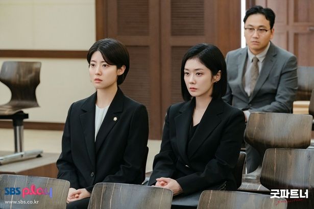 効率重視のウンギョンとまっすぐすぎるユリ。はじめは衝突してしまう(「グッド・パートナー〜離婚のお悩み解決します〜」) [c]SBS & SBSi. All rights reserved