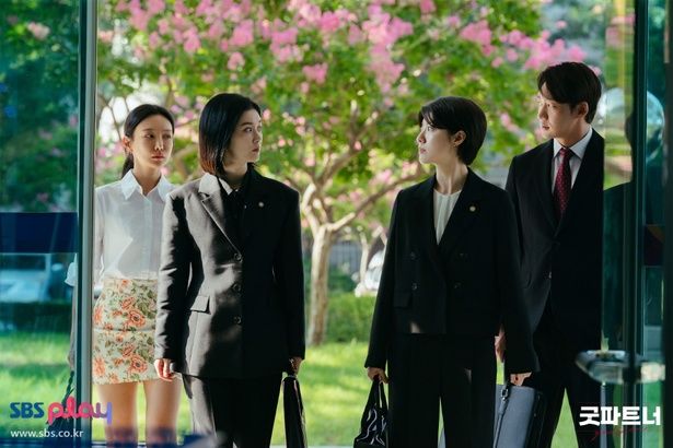 師弟関係だった2人は、少しずつ“よきパートナー”になっていく(「グッド・パートナー〜離婚のお悩み解決します〜」) [c]SBS & SBSi. All rights reserved