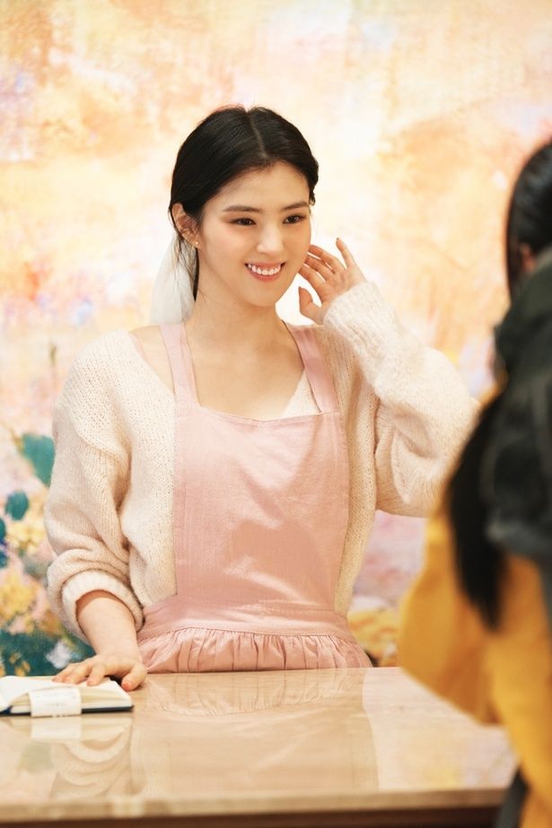 【写真を見る】昼はフラワーショップで働くミソン(『PROJECT Y』) [c] 2025 PLUS M ENTERTAINMENT, CLIMAX STUDIO AND WOWPOINT ALL RIGHTS RESERVED.