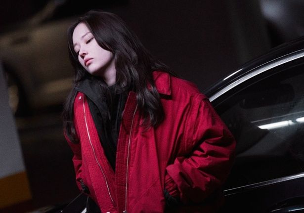 凄腕ドライバーのドギョンは、ホステスたちの運転手として稼いでいる(『PROJECT Y』) [c] 2025 PLUS M ENTERTAINMENT, CLIMAX STUDIO AND WOWPOINT ALL RIGHTS RESERVED.