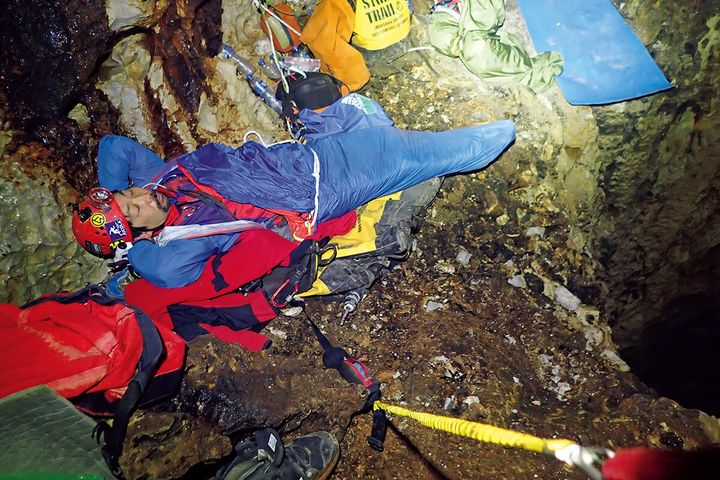 洞窟探検家・𠮷田勝次 洞窟内でキャンプをする様子