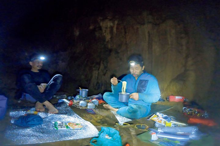 洞窟探検家・𠮷田勝次 洞窟内で食事をする様子