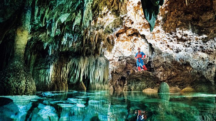 沖縄県南大東島の洞窟 洞窟探検家・𠮷田勝次