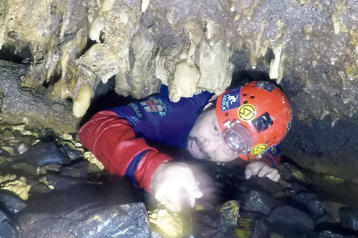 洞窟探検家・𠮷田勝次 洞窟内を進む様子