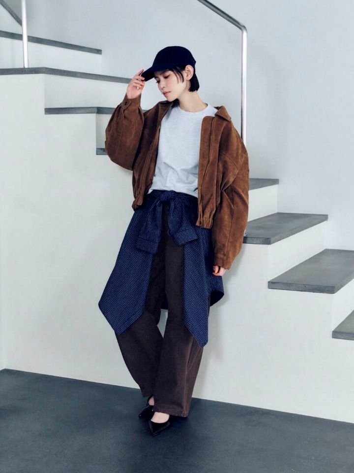 スエードライクジャケット￥14,900、スウェットプルオーバー￥6,400、腰に巻いたチェックシャツ￥7,400、パンツ￥7,900、キャップ￥5,900（すべてNOKCHA） シューズ￥11,500（ル タロン／ル タロン 有楽町マルイ店）