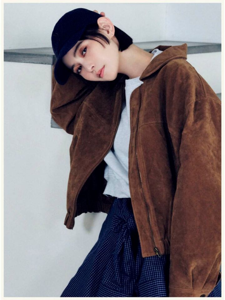 スエードライクジャケット￥14,900、スウェットプルオーバー￥6,400、腰に巻いたチェックシャツ￥7,400、パンツ￥7,900、キャップ￥5,900（すべてNOKCHA） シューズ￥11,500（ル タロン／ル タロン 有楽町マルイ店）