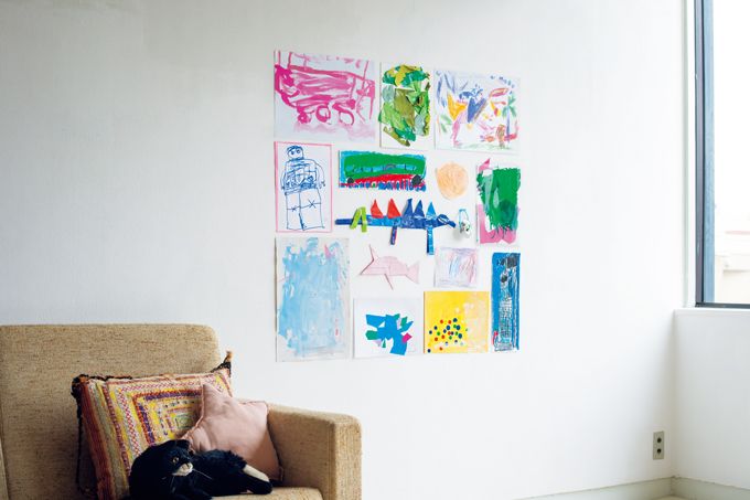 【子どもの絵、どう飾る？】統一感が出るコツはこれ！ 子どもと一緒に写真を撮って成長記録にも◎の画像1