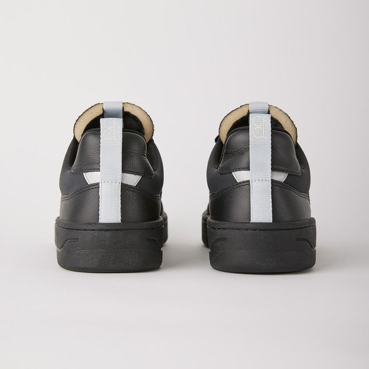 画像: かかと部分にさりげなくあしらわれたロゴ ©CFCL Inc. 出典：www.veja-store.com