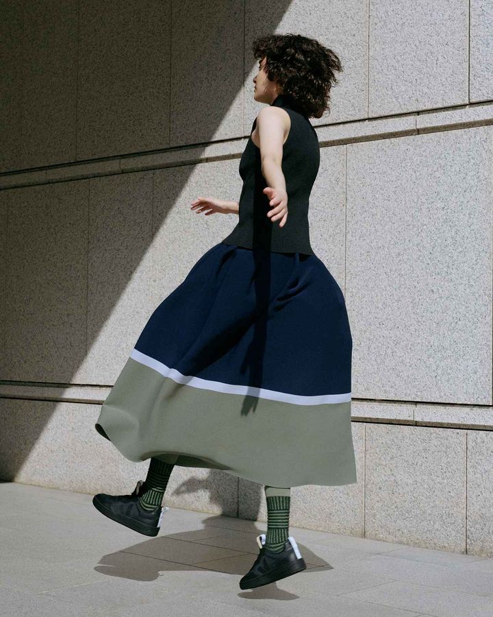 画像: CFCLのシグネチャーカラーでもある淡いブルーをアクセントとして取り入れたブラック。©CFCL Inc. 出典：www.veja-store.com