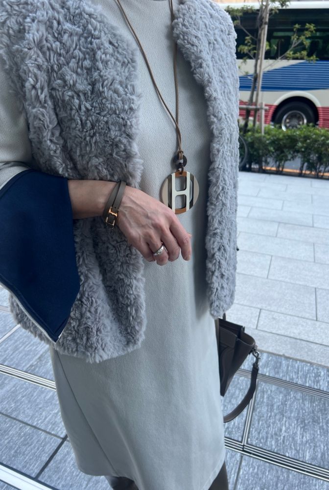 エルメスのネックレスとバングルをアクセサリーに