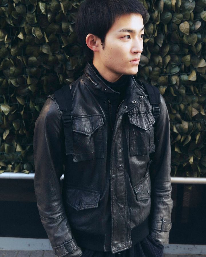 【スナップ】リュックから足元に至るまで“全身黒”の徹底ぶり