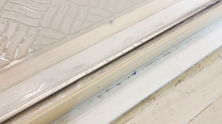 水が残ったままのレール