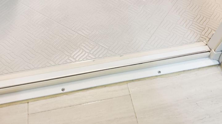 きれいな状態の浴室レール