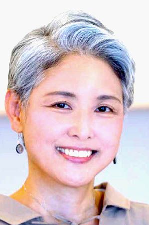 50代ショート：自然な白髪を生かしたグレイヘア