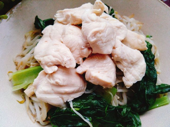 今夜はヘルシーなご飯いかがですか。鶏むね肉と野菜の腸活蒸し焼き