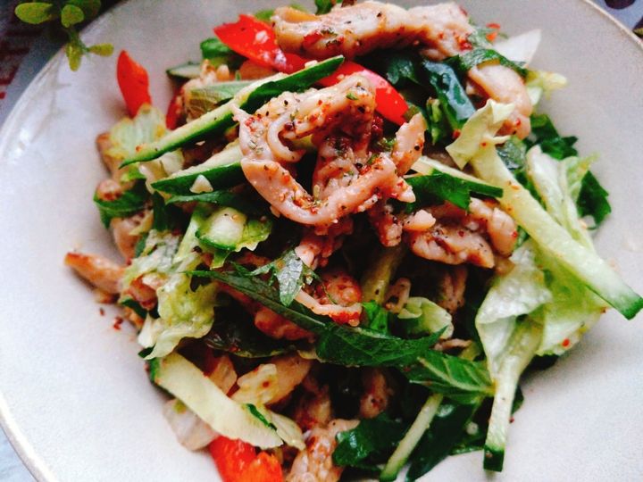 サラダのままでも美味しいけどお肉を入れてボリュームおかずに。鶏せせり入り和風ソムタム