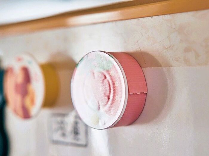 冷蔵庫にマグネットで貼りつけたテープホルダー。調味料の開封日を記録するための工夫