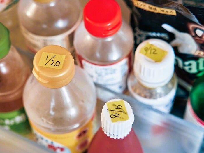 調味料のキャップに購入日や開封日をメモしたラベルを貼って、食品ロスや賞味期限切れを防止