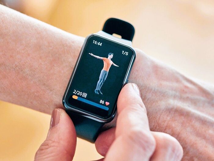 ファーウェイのスマートウォッチに表示されたエクササイズ画面。長時間座りっぱなしを防ぐため、運動を促すアニメーションが表示されている