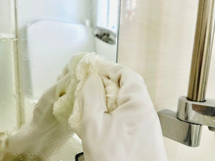 お風呂の鏡がピカピカに！諦めかけていた『ウロコ汚れ』を簡単に落とす方法