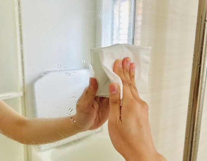 お風呂の鏡がピカピカに！諦めかけていた『ウロコ汚れ』を簡単に落とす方法