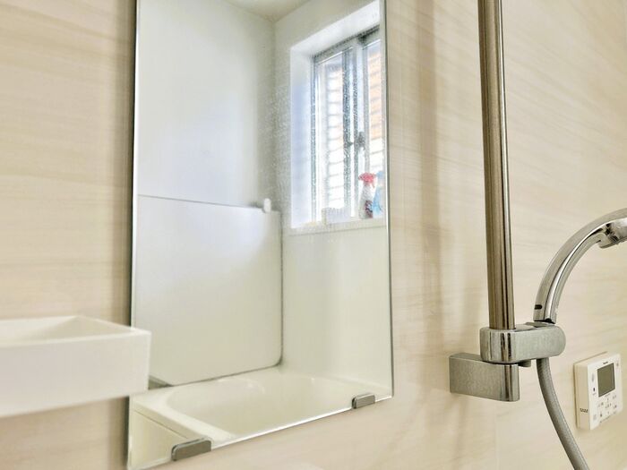 お風呂の鏡がピカピカに！諦めかけていた『ウロコ汚れ』を簡単に落とす方法