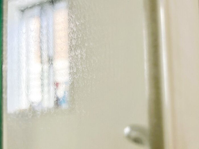 お風呂の鏡がピカピカに！諦めかけていた『ウロコ汚れ』を簡単に落とす方法