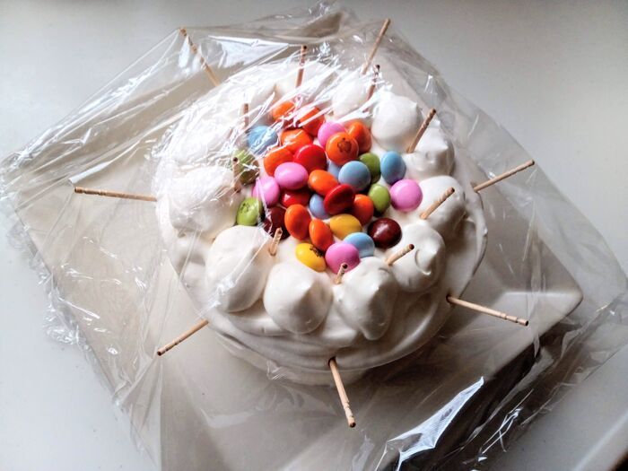 箱がなくても崩れない！手作りケーキをきれいに保管する裏ワザ。「天才の発想！」「見た目ジワる（笑）」