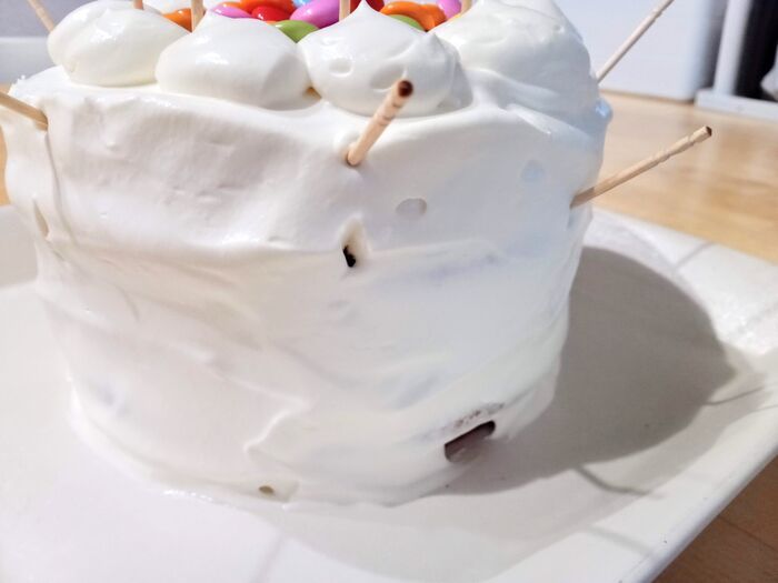 箱がなくても崩れない！手作りケーキをきれいに保管する裏ワザ。「天才の発想！」「見た目ジワる（笑）」