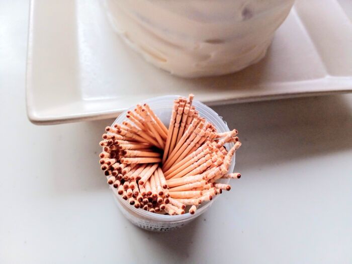 箱がなくても崩れない！手作りケーキをきれいに保管する裏ワザ。「天才の発想！」「見た目ジワる（笑）」