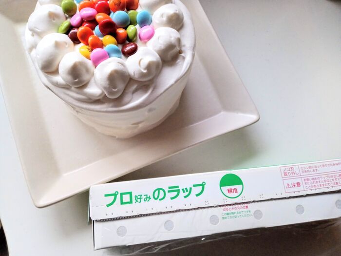 箱がなくても崩れない！手作りケーキをきれいに保管する裏ワザ。「天才の発想！」「見た目ジワる（笑）」