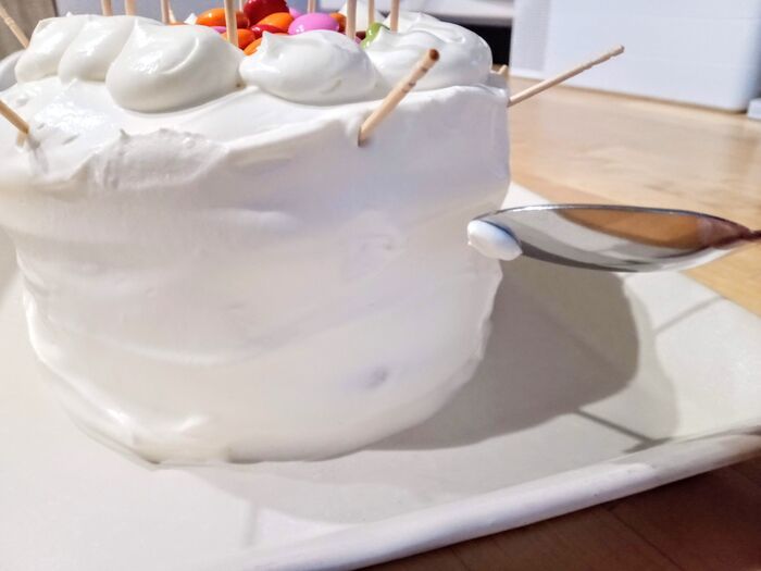 箱がなくても崩れない！手作りケーキをきれいに保管する裏ワザ。「天才の発想！」「見た目ジワる（笑）」