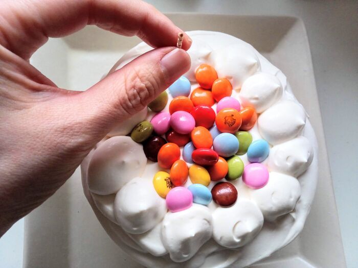 箱がなくても崩れない！手作りケーキをきれいに保管する裏ワザ。「天才の発想！」「見た目ジワる（笑）」