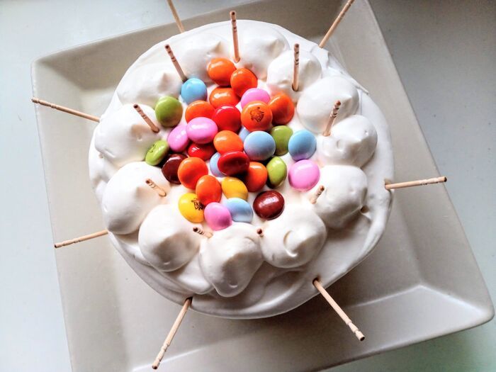 箱がなくても崩れない！手作りケーキをきれいに保管する裏ワザ。「天才の発想！」「見た目ジワる（笑）」