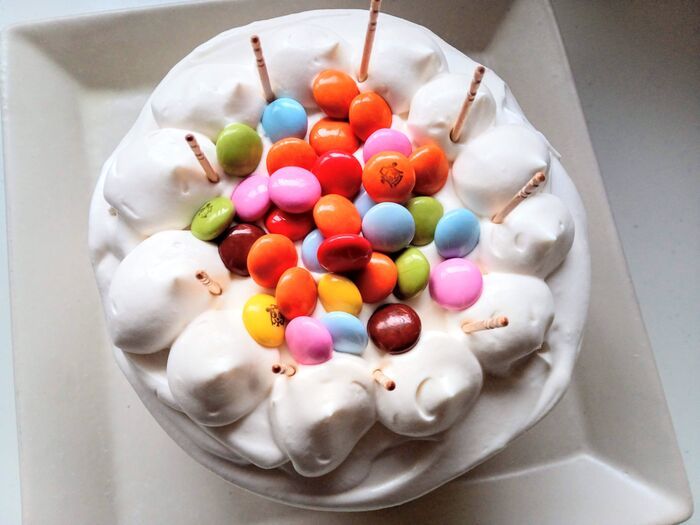 箱がなくても崩れない！手作りケーキをきれいに保管する裏ワザ。「天才の発想！」「見た目ジワる（笑）」