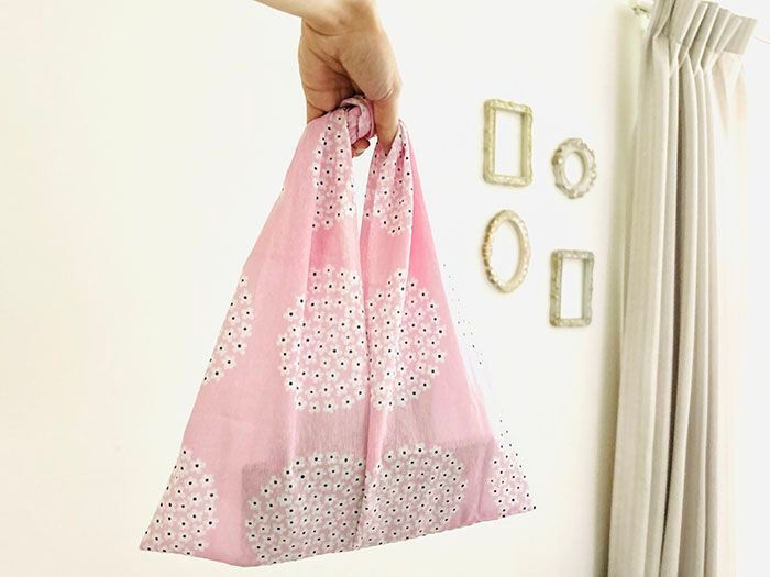 結んでちょこっと縫うだけ！『手ぬぐい1枚』でお散歩バッグができちゃった♪【簡単ハンドメイド】