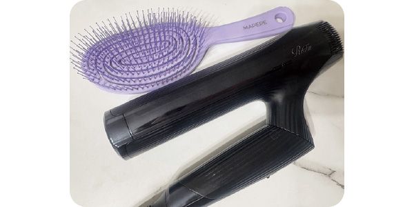 お風呂上がりにはリファのドライヤーと、素早く乾かせて、頭皮のマッサージもできる形状のマペペのデタングリングブラシ3Dスーパーフィットで、髪を守りながら乾かします。