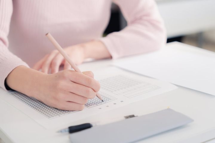 入学試験中にカンニングすると犯罪に？（画像はイメージ）