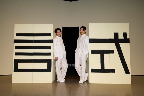 演劇ユニット「言式」として活動する梅津瑞樹さん(右)と橋本祥平さん(左) (C)言式