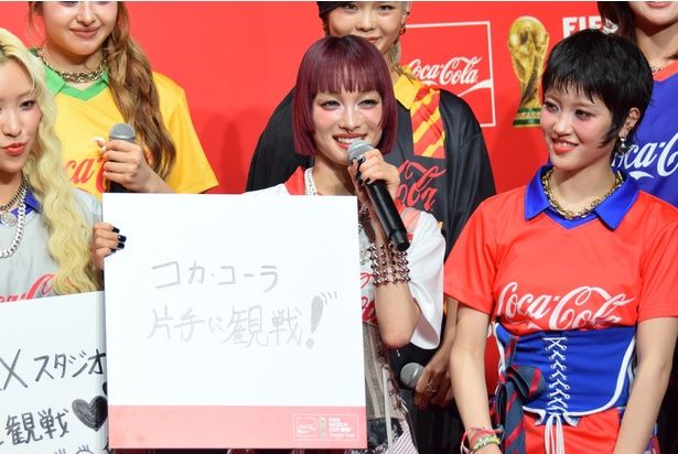 JURINさんのオススメする観戦スタイルは「コカ・コーラ片手に観戦！」 撮影：ソムタム田井